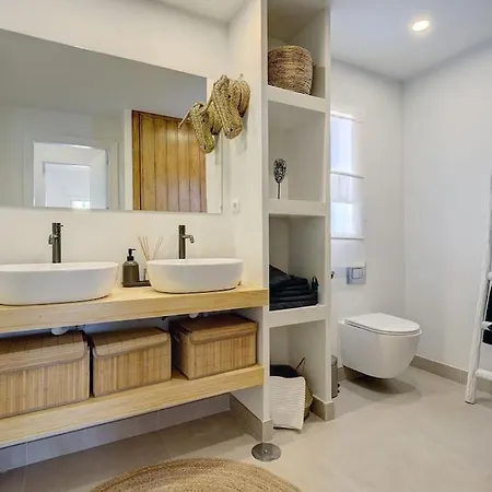 아파트 Renovated Aranja: With Big Balcony And Sea View 에스테포나